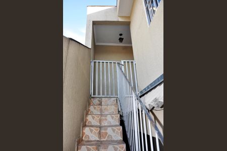 Casa para alugar com 100m², 3 quartos e 1 vagaEscada do Hall de entrada