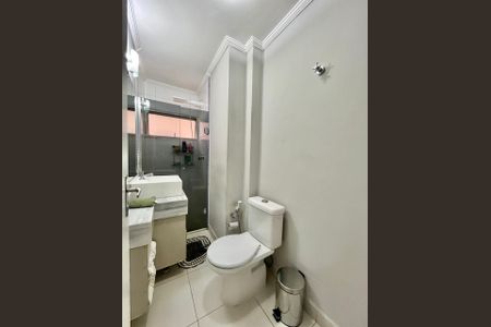 Banheiro de apartamento à venda com 2 quartos, 56m² em Centro, Campinas