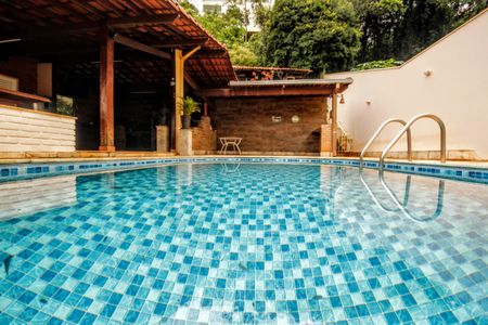 Casa de condomínio à venda com 315m², 5 quartos e 4 vagasPiscina