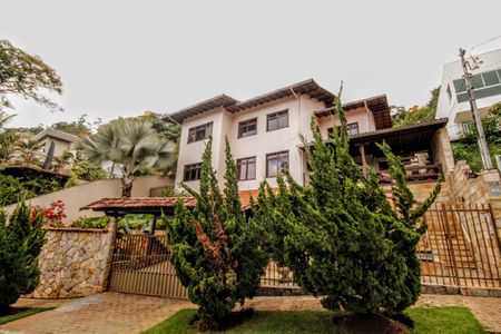 Casa de condomínio à venda com 315m², 5 quartos e 4 vagasFachada