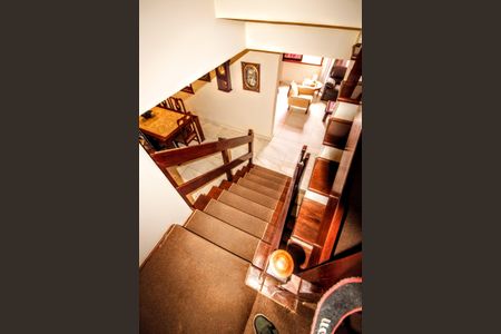 Casa de condomínio à venda com 315m², 5 quartos e 4 vagasEscada