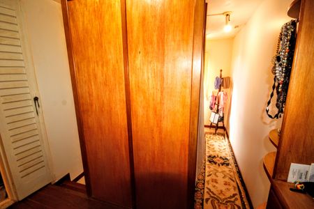 Casa de condomínio à venda com 315m², 5 quartos e 4 vagasCloset