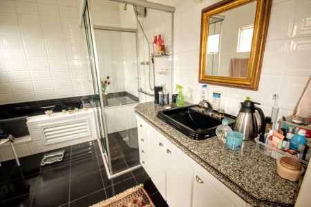 Casa de condomínio à venda com 315m², 5 quartos e 4 vagasbanheiro 3