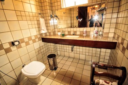 Casa de condomínio à venda com 315m², 5 quartos e 4 vagasbanheiro 1