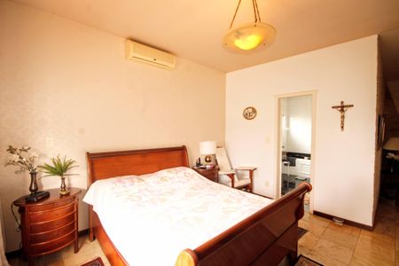 Casa de condomínio à venda com 315m², 5 quartos e 4 vagasquarto 2