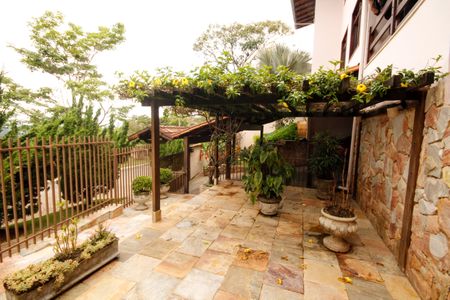 Casa de condomínio à venda com 315m², 5 quartos e 4 vagasQuintal