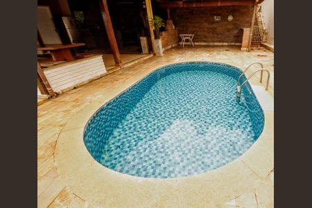 Casa de condomínio à venda com 315m², 5 quartos e 4 vagasPiscina