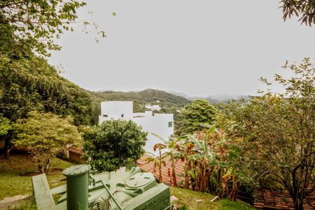 Casa de condomínio à venda com 315m², 5 quartos e 4 vagasVista