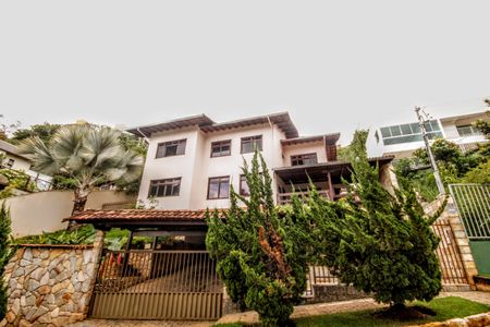 Casa de condomínio à venda com 315m², 5 quartos e 4 vagasFachada