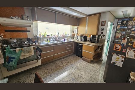 Casa à venda com 222m², 4 quartos e 5 vagasFoto 03