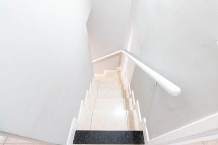 Casa de condomínio para alugar com 75m², 2 quartos e 1 vagaEscada