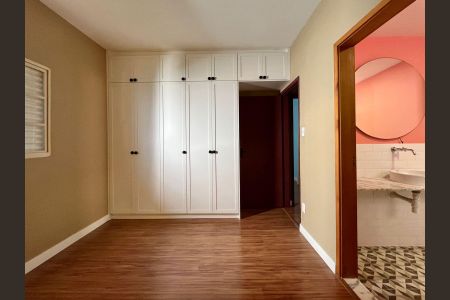 Casa à venda com 250m², 3 quartos e 2 vagas Casa à venda com 250m², 3 quartos e 2 vagasSuíte