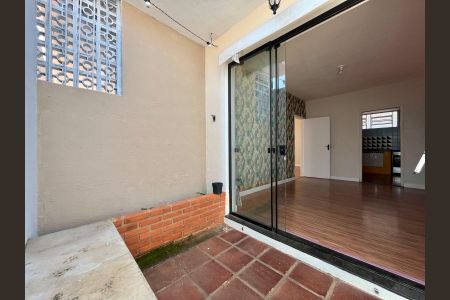 Casa à venda com 250m², 3 quartos e 2 vagas Casa à venda com 250m², 3 quartos e 2 vagasQuintal