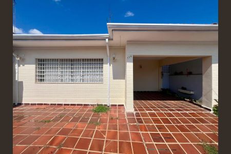 Casa à venda com 250m², 3 quartos e 2 vagas Casa à venda com 250m², 3 quartos e 2 vagasFachada