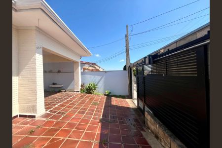 Casa à venda com 250m², 3 quartos e 2 vagas Casa à venda com 250m², 3 quartos e 2 vagasFachada