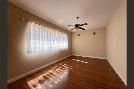 Casa à venda com 250m², 3 quartos e 2 vagas Casa à venda com 250m², 3 quartos e 2 vagasSala