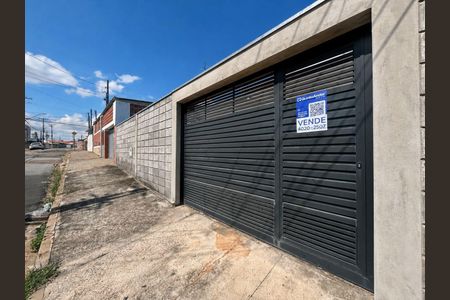 Casa à venda com 250m², 3 quartos e 2 vagas Casa à venda com 250m², 3 quartos e 2 vagasFachada
