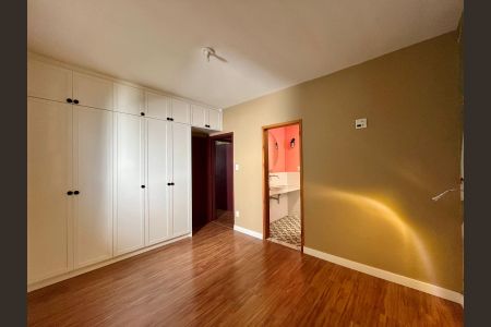 Casa à venda com 250m², 3 quartos e 2 vagas Casa à venda com 250m², 3 quartos e 2 vagasSuíte