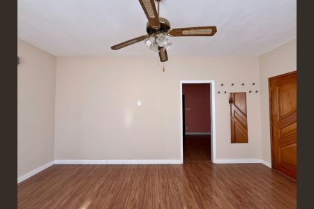 Casa à venda com 250m², 3 quartos e 2 vagas Casa à venda com 250m², 3 quartos e 2 vagasSala