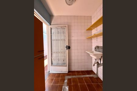 Casa à venda com 250m², 3 quartos e 2 vagas Casa à venda com 250m², 3 quartos e 2 vagasÁrea de Serviço