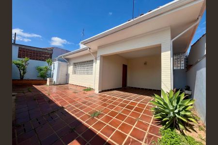 Casa à venda com 250m², 3 quartos e 2 vagas Casa à venda com 250m², 3 quartos e 2 vagasFachada