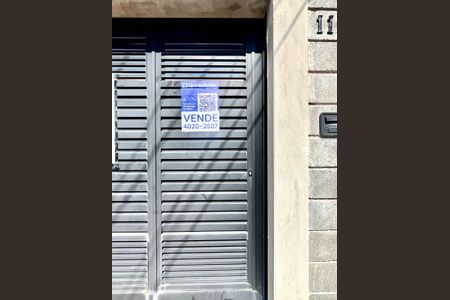 Casa à venda com 250m², 3 quartos e 2 vagas Casa à venda com 250m², 3 quartos e 2 vagasFachada
