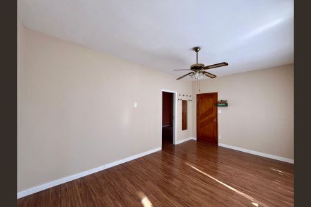 Casa à venda com 250m², 3 quartos e 2 vagas Casa à venda com 250m², 3 quartos e 2 vagasSala