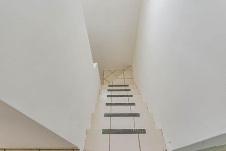 Casa à venda com 98m², 2 quartos e 2 vagasEscada