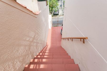Casa à venda com 98m², 2 quartos e 2 vagasEscada