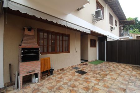 Casa de condomínio à venda com 118m², 3 quartos e 1 vagaFrente da casa