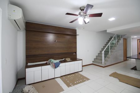 Casa de condomínio para alugar com 300m², 4 quartos e 3 vagasSala