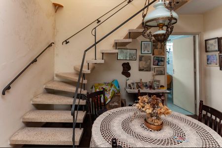 Casa à venda com 161m², 2 quartos e 2 vagasEscada