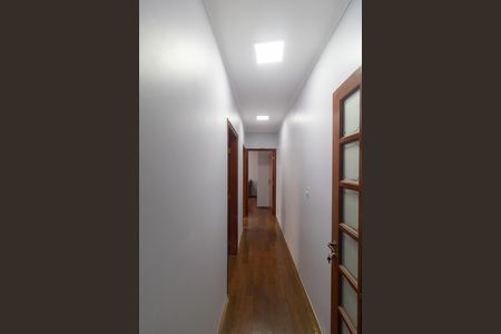 Casa à venda com 235m², 4 quartos e 2 vagasCorredor