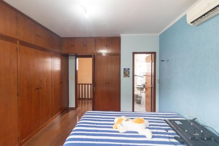 Casa à venda com 235m², 4 quartos e 2 vagasSuíte 01