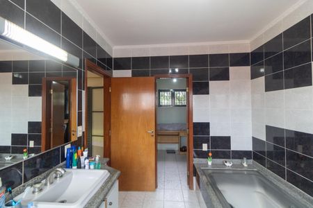 Casa à venda com 235m², 4 quartos e 2 vagasBanheiro da  Suíte 02