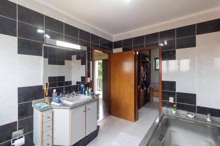 Casa à venda com 235m², 4 quartos e 2 vagasBanheiro da  Suíte 02