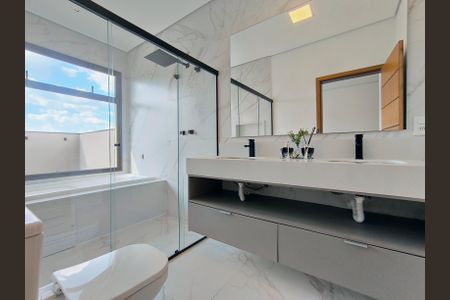 Casa de condomínio à venda com 260m², 3 quartos e 2 vagas Casa de condomínio à venda com 260m², 3 quartos e 2 vagasBanheiro da Suíte 1