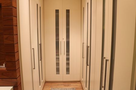Apartamento à venda com 264m², 4 quartos e 4 vagasCloset da suíte 1