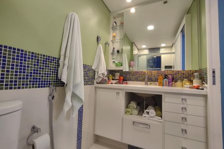 Apartamento à venda com 264m², 4 quartos e 4 vagasBanheiro da Suíte 2