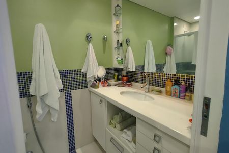 Apartamento à venda com 264m², 4 quartos e 4 vagasBanheiro da Suíte 2