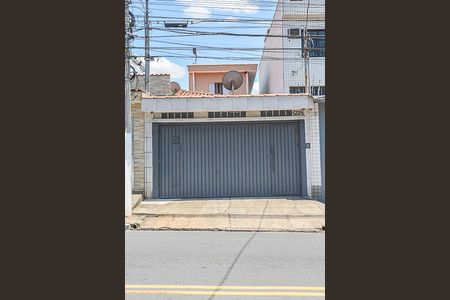 Casa à venda com 172m², 3 quartos e 2 vagas Casa à venda com 172m², 3 quartos e 2 vagasFachada