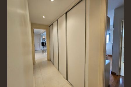 Apartamento à venda com 220m², 4 quartos e 4 vagasCorredor