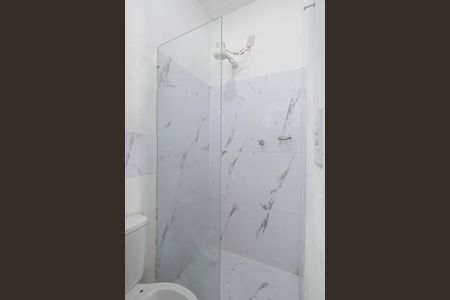 Banheiro social de kitnet/studio para alugar com 1 quarto, 40m² em Castelo, Belo Horizonte