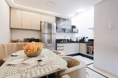 Casa à venda com 119m², 2 quartos e 2 vagas Casa à venda com 119m², 2 quartos e 2 vagasSala de jantar