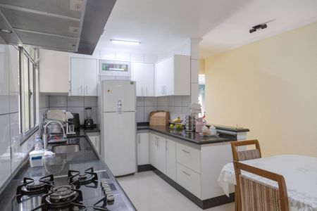 Casa à venda com 300m², 4 quartos e 4 vagasCozinha