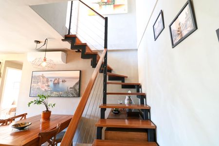 Apartamento para alugar com 120m², 2 quartos e 2 vagas Apartamento para alugar com 120m², 2 quartos e 2 vagasEscada