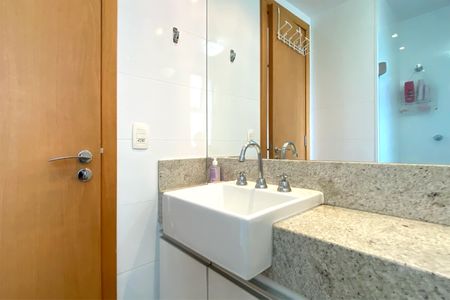 Apartamento à venda com 65m², 2 quartos e 2 vagasBanheiro da Suíte 1