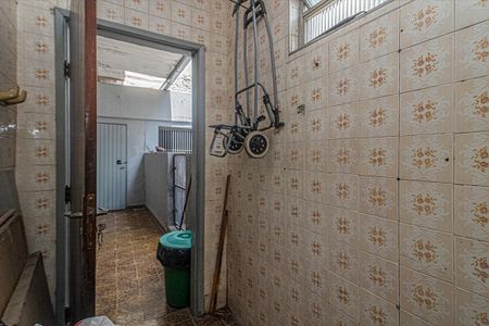 Casa à venda com 270m², 4 quartos e 3 vagasbanheiro na área de serviço_4