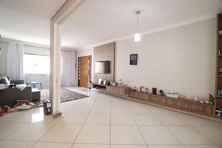 Casa para alugar com 172m², 4 quartos e 2 vagasSala