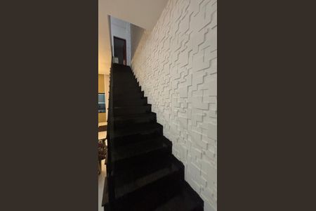 Casa à venda com 225m², 4 quartos e 2 vagasEscada